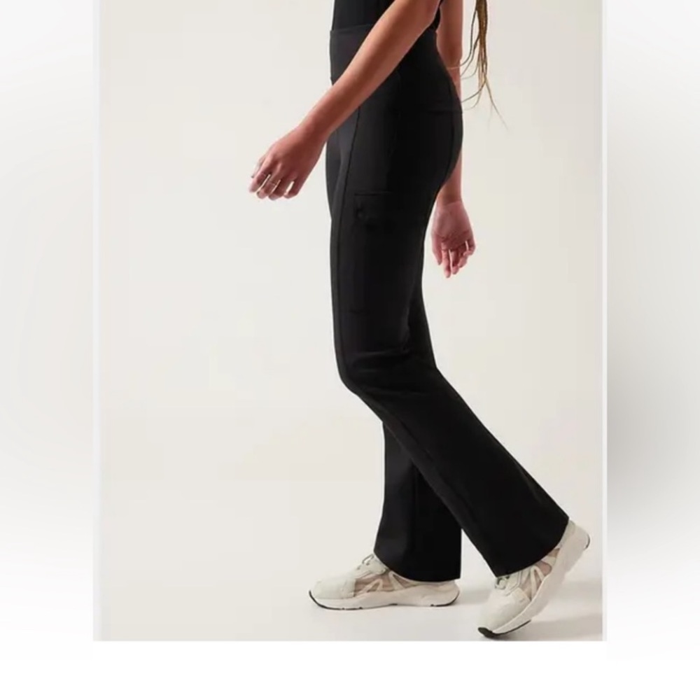 Athleta Delancey Straight Cargo Pant // Black. Commuting, work, and travel
